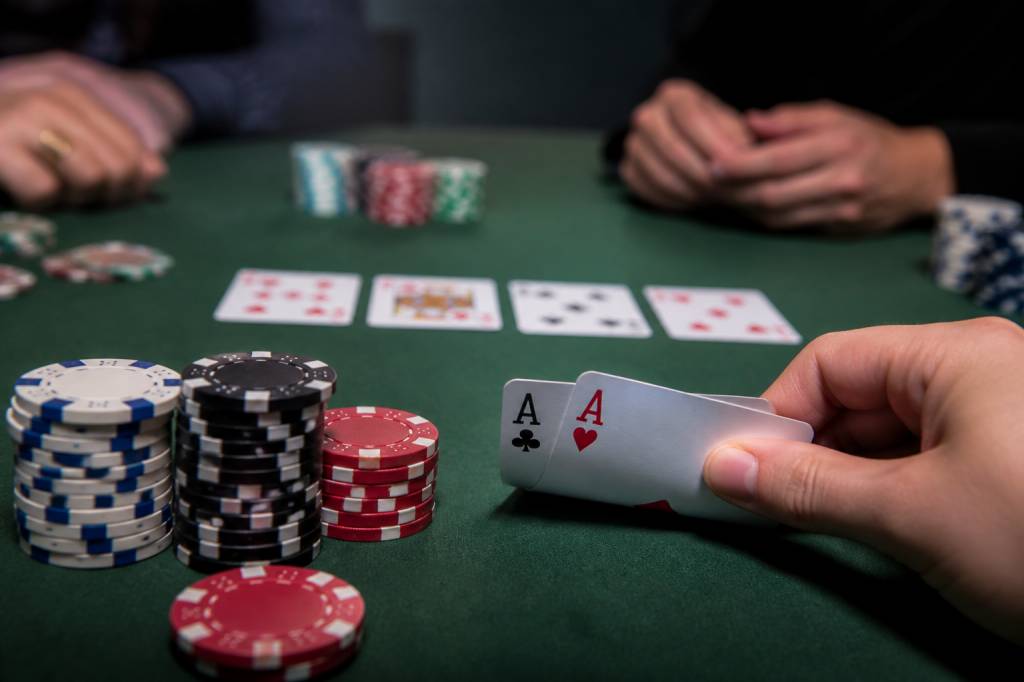 Cheat sheet for Texas hold’em: a simple guide to poker rules and winning strategies ♠️