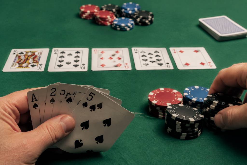 How do you play razz poker: rules and tips